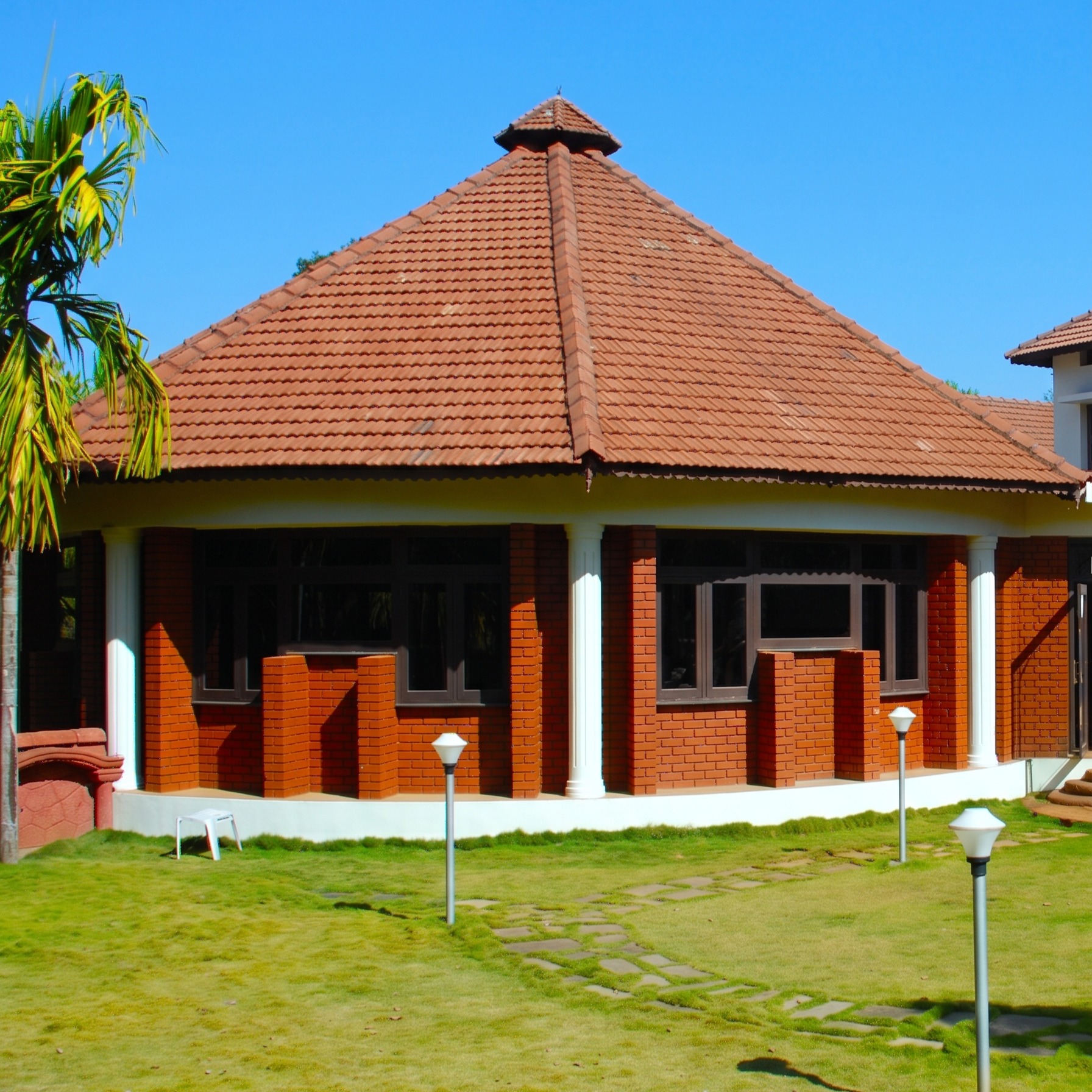 Premium-Zimmergebäude mit Pool- und Naturblick im Banana County Resort